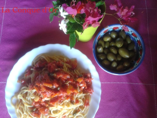 Spaghetti aux olives et tomates-cerises