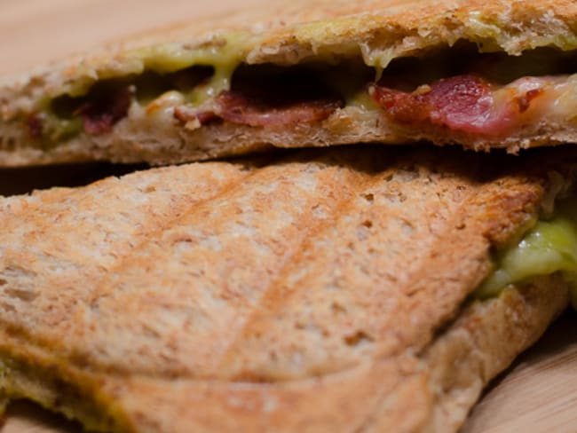 Croque monsieur au guacamole et au bacon grillé