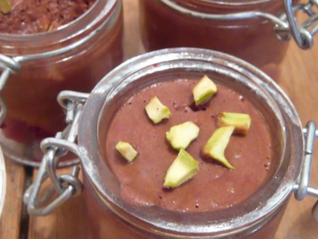 Mousse au chocolat sans oeufs, framboise et pistache