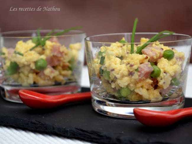 Verrines aux oeufs brouillés, petits pois, moutarde et jambon grillé au miel