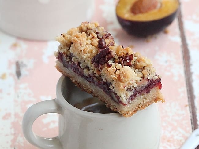 Barres gourmandes à la compotée de prunes et crumble aux noix de pécan