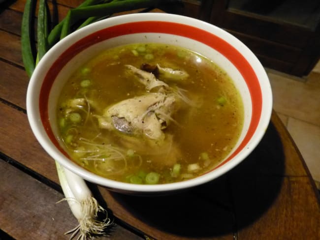 Bouillon au poulet et aux nouilles chinoises