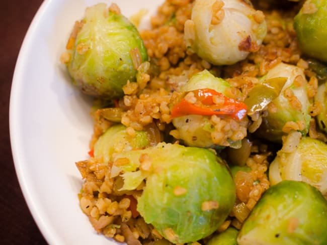 Poêlée de choux de Bruxelles, aux légumes et au boulgour