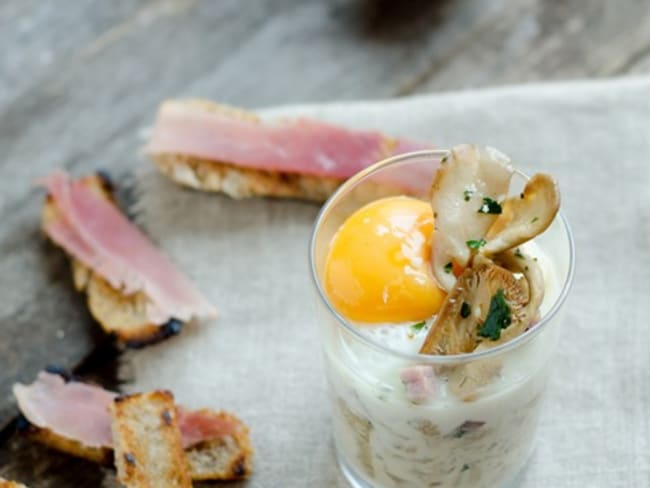 Oeuf cocotte aux pleurotes blancs et jambon fumé