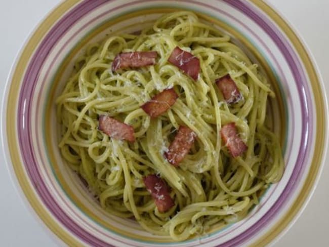 Spaghetti au pesto de persil et chips de jambon