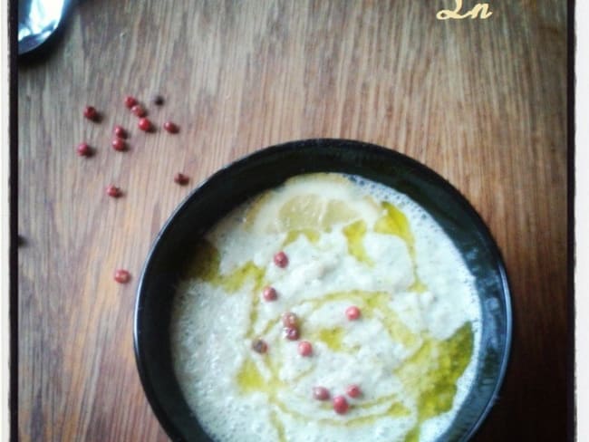 Soupe froide de concombre au yaourt de brebis, à la menthe et au citron