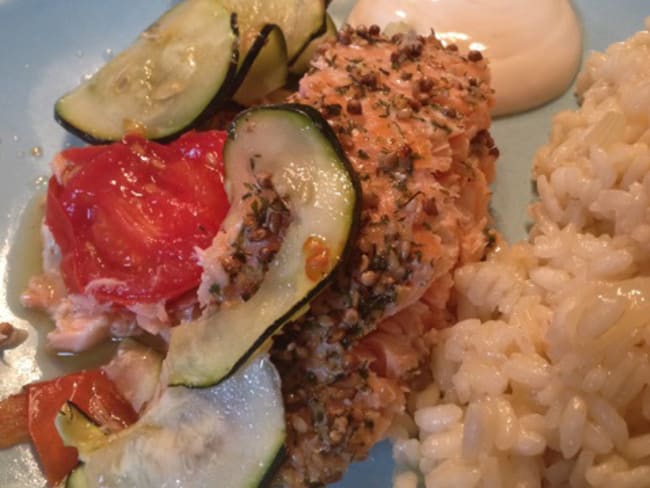 Filet de saumon croustillant aux courgettes et tomates