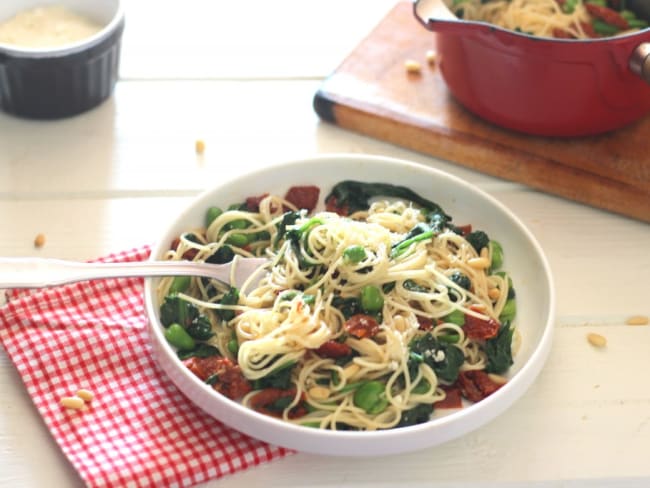 Spaghettis épinards, fèves et tomates séchées