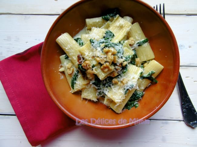 Rigatoni aux épinards frais, pancetta, noix et sauce au mascarpone