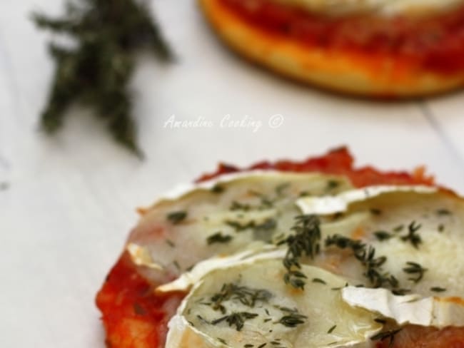 Petites pizzas au chèvre, miel et thym