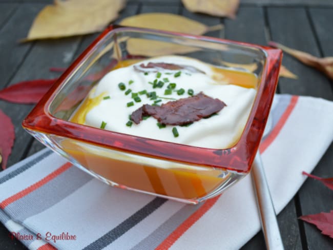 Velouté de potimarron à la mousse de lait et chips de canard