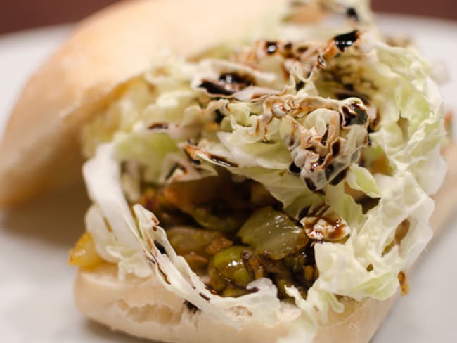 Sandwich chaud au poulet épicé, aux olives et au fenouil