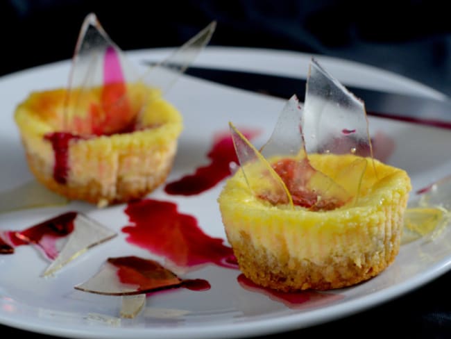 Mini cheesecakes sanglants et éclats de verre en sucre