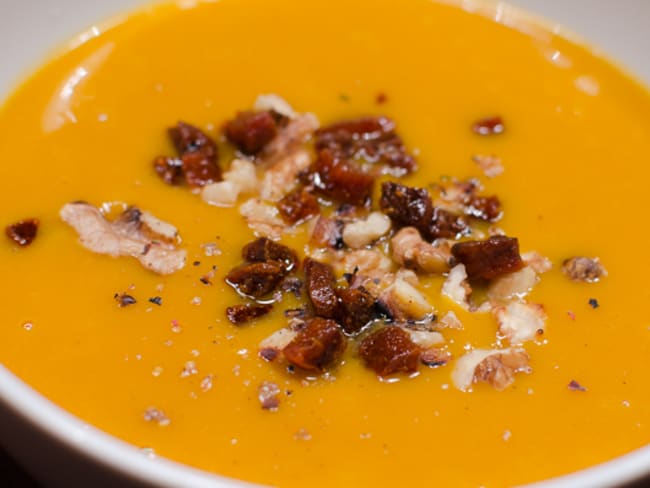 Velouté de courge butternut parsemé de noix et de chorizo