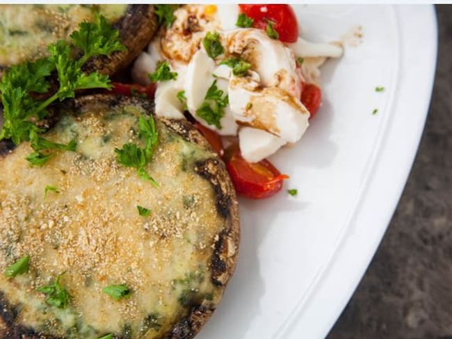 Champignons Portobello farcis au poulet et à la crème, gratinés