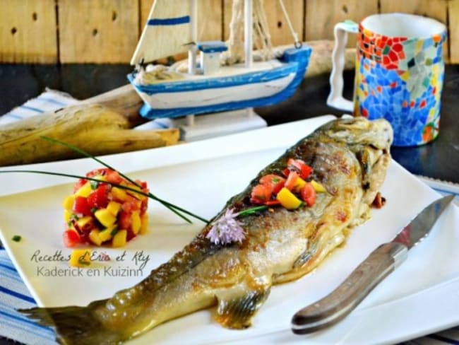 Cuisson plancha d'un Omble chevalier en semi-papillote et salsa de mangue, tomates et curcuma