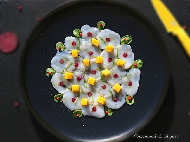 Carpaccio acidulé de noix de saint jacques au citron vert et à la mangue