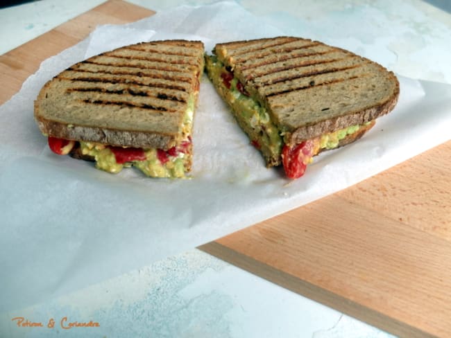 Sandwichs grillés avocat, feta et houmous