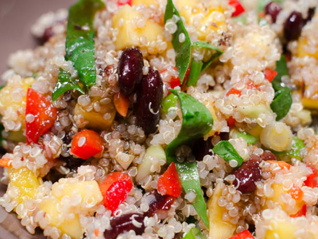 Salade équilibrée de quinoa, aux haricots rouges et à la mangue