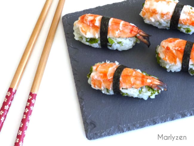 Sushi aux crevettes et à la coriandre ciselée