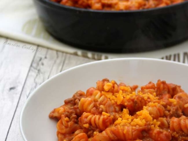 One pot pasta à la sauce tomate, boeuf haché et cheddar