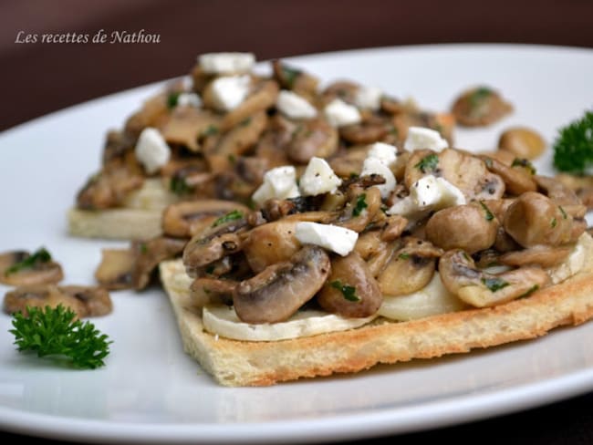 Toast aux champignons de Paris, balsamique et fromage de chèvre