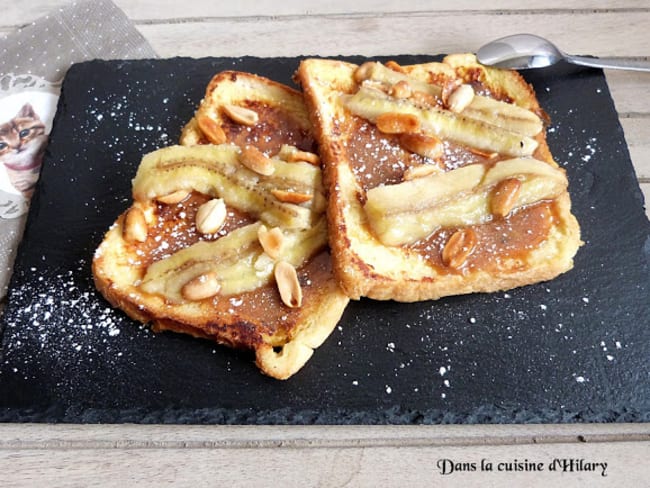 Pain perdu à la banane, au caramel et cacahuètes