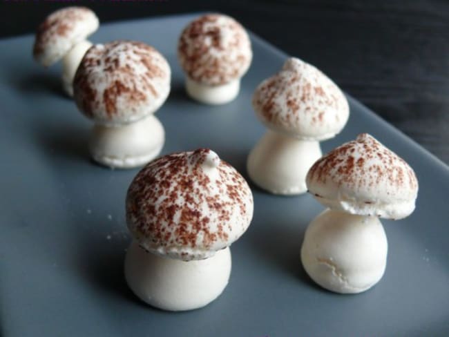 Champignons en Meringue pour décorer la bûche de noël