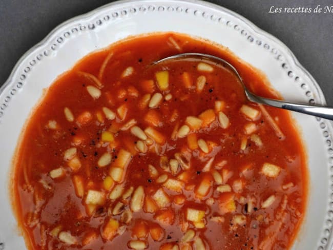 Potage aux tomates épicé au curry, dés de pommes et pignons de pin