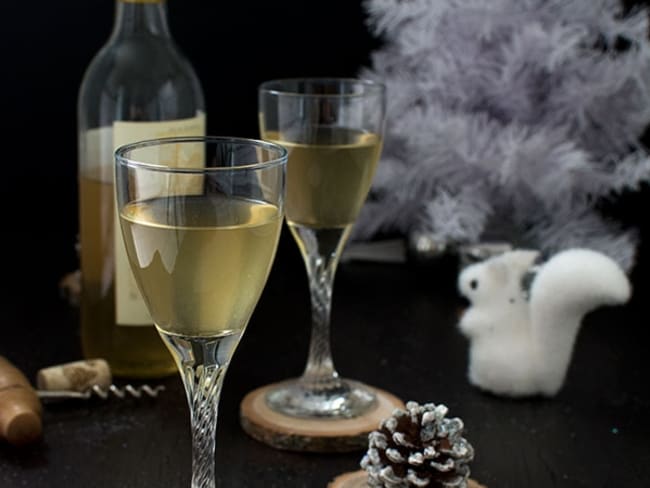 Vin blanc glacé à la sauge et au miel