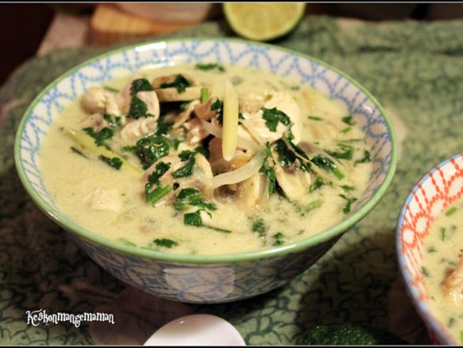 Soupe asiatique Tom Kha Kaï bien parfumée de poulet, lait de coco et citronnelle