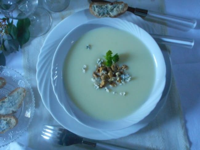 Velouté de panais, croûtons au confit d’oignons et au bleu