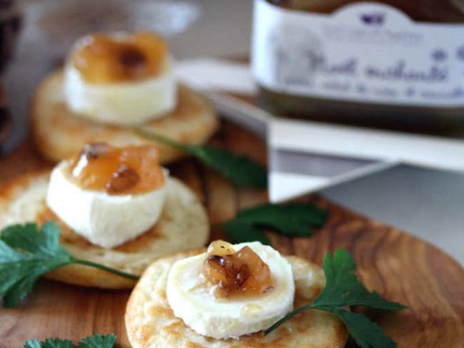 Mini blinis au bouchon du Quercy et confiture de poire cannelle et éclats de noix