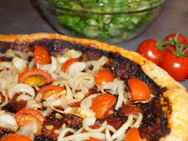 Feuilleté à la tapenade, oignon doux et tomates cerises