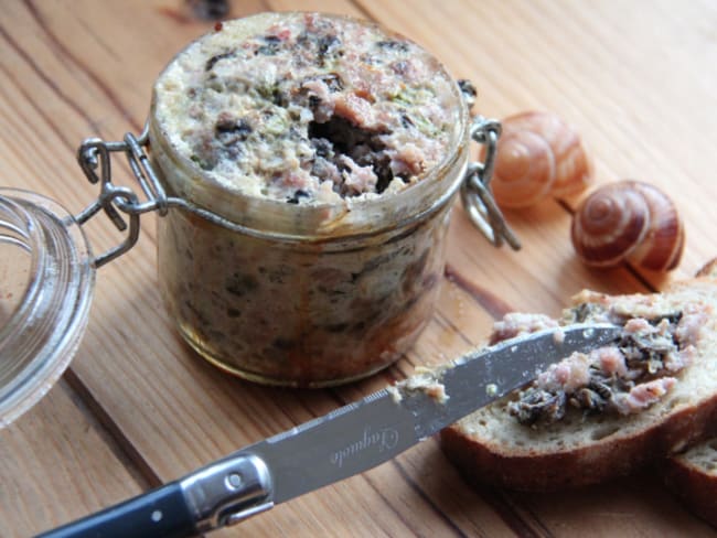 Terrine d’escargots à l'ail et au persil pour l'apéritif