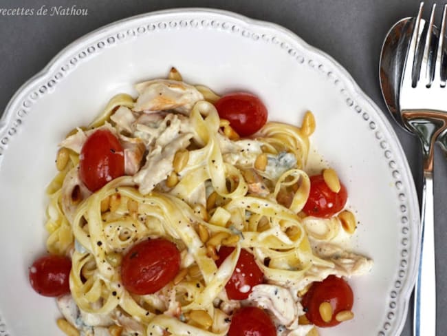 Tagliatelles au poulet, sauce crémeuse au gorgonzola, pignons de pin et tomates cerise poêlées