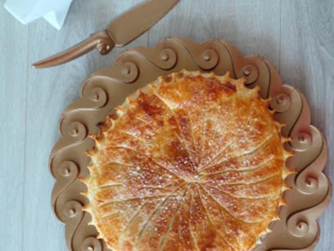 Galette des rois à la crème d'amandes et de marrons et aux marrons glacés