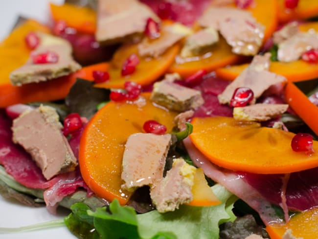 Salade de kakis au magret de canard fumé et au foie gras pour les fêtes