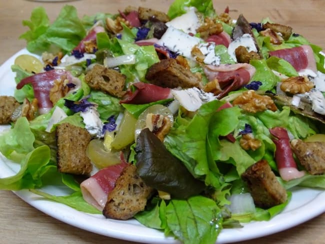 Salade d'automne au magret de canard fumé, aux noix, au bleu d'Auvergne