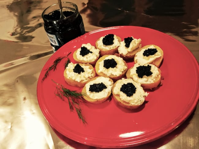 Canapés de pommes de terre, fromage frais et œufs de poisson