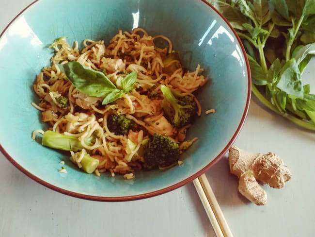 Nouilles sautées au poulet, brocolis et gingembre frais