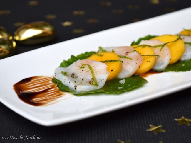 Carpaccio de saint-jacques marinées au citron vert, mangue et feuilles de wasabi : 