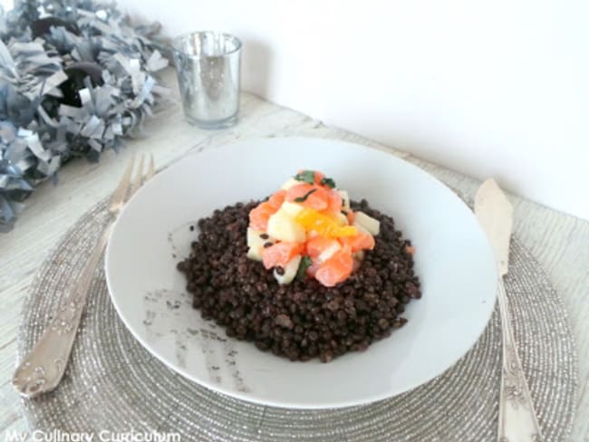 Salade de lentilles Beluga, tartare de saumon cru mariné à l'orange et aux pommes Granny Smith