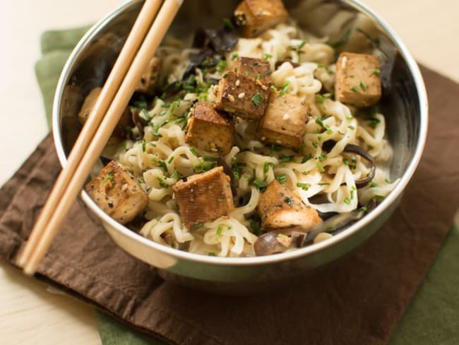 Nouilles coco au tofu mariné, champignons noirs et shiitakés pour un déjeuner sur le pouce