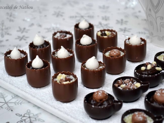 Mini cups en chocolat garnies à la ganache chocolat blanc, caramel beurre salé et mousse au chocolat