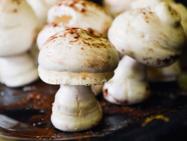 Meringues suisses en forme de champignon pour décorer vos bûches