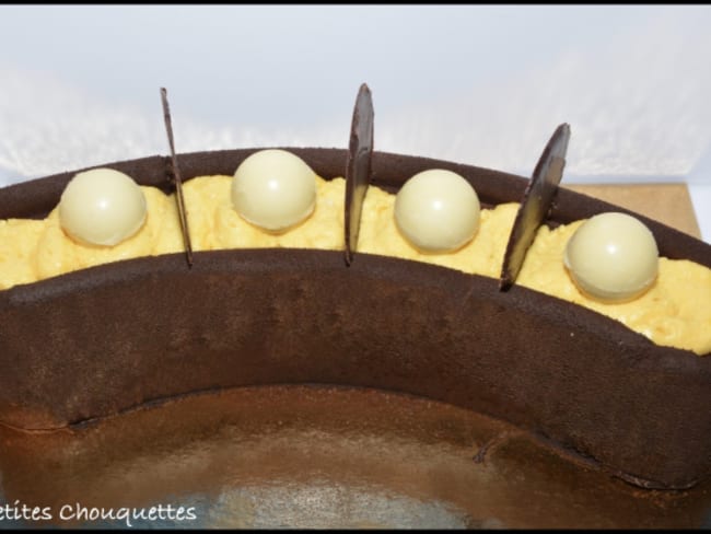 Entremet demi-lune chocolat au lait et passion