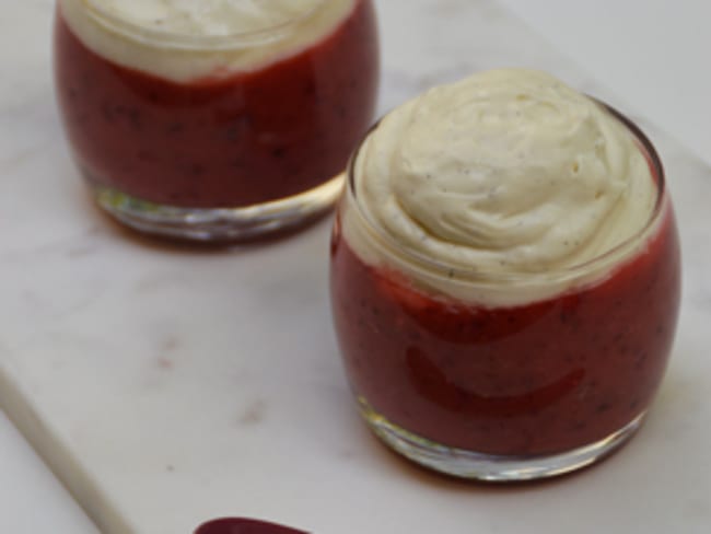 Soupe de tomate cerise, rhubarbe, cerises et crème fouettée vanille