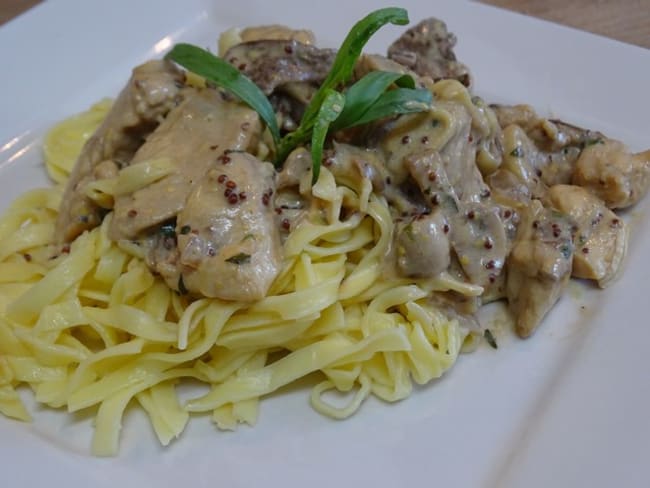 Emincé de poulet aux champignons, sauce moutarde à l'ancienne et estragon