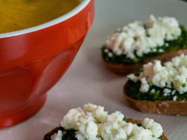 Soupe de carottes à l'orange et tartines de pesto de fanes à la feta